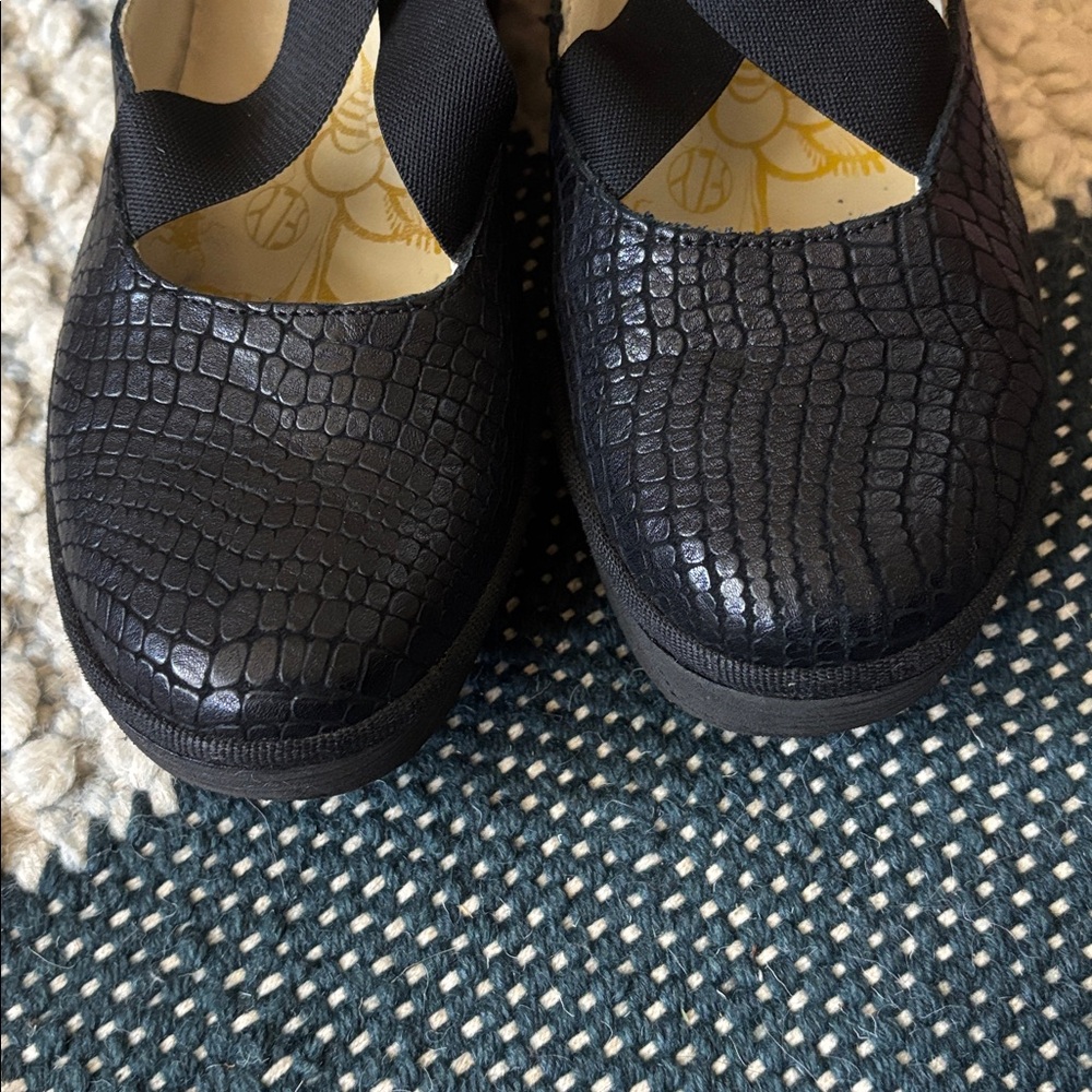 Fly London Black Leather Wedges - Snake Embossed Detail - Like New! Size 38/7.5 - Picture 6 of 8